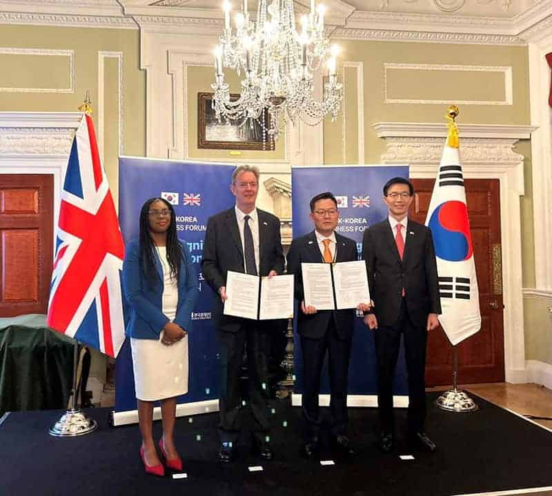 Representatives from Babcock and Hanwha Aerospace with the signed Memorandum of Understanding