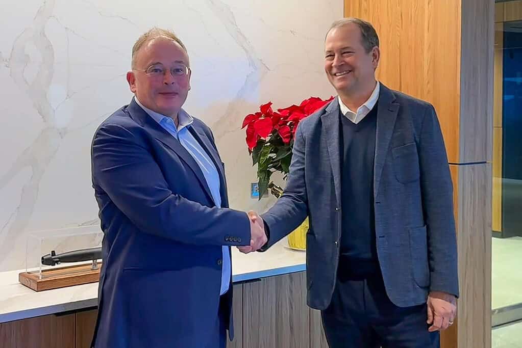 David Lockwood CEO Babcock with Chris Kastner, HII president and CEO Virginia-Class deal